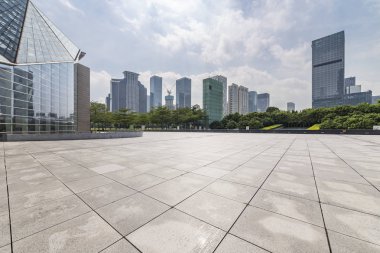 Panoramik siluet ve boş yolu, boş beton zemini olan modern iş binaları.