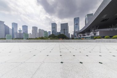 Panoramik siluet ve boş yolu, boş beton zemini olan modern iş binaları.