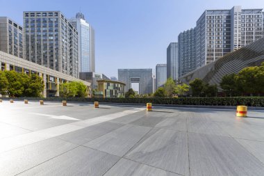 Panoramik siluet ve boş yolu, boş beton zemini olan modern iş binaları.