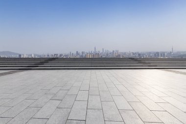Panoramik siluet ve boş yolu, boş beton zemini olan modern iş binaları.