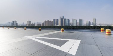 Panoramik siluet ve boş yolu, boş beton zemini olan modern iş binaları.