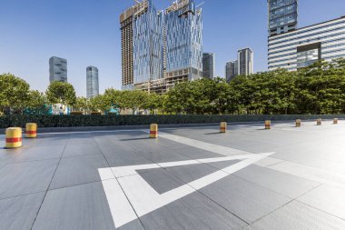 Panoramik siluet ve boş yolu, boş beton zemini olan modern iş binaları.