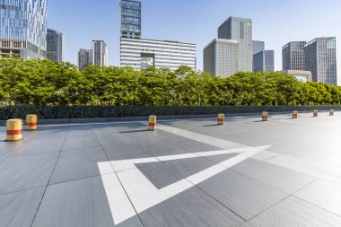 Panoramik siluet ve boş yolu, boş beton zemini olan modern iş binaları.