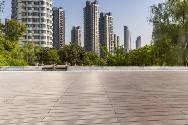 Panoramik siluet ve boş yolu, boş beton zemini olan modern iş binaları.