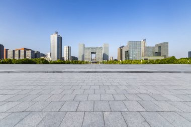 Panoramik siluet ve boş yolu, boş beton zemini olan modern iş binaları.