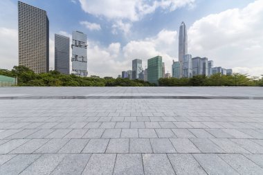 Panoramik siluet ve boş yolu, boş beton zemini olan modern iş binaları.