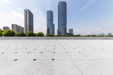Panoramik siluet ve boş yolu, boş beton zemini olan modern iş binaları.