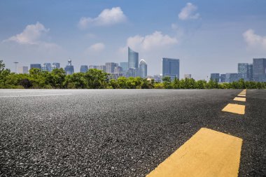 Panoramik siluet ve boş yolu, boş beton zemini olan modern iş binaları.
