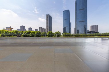 Panoramik siluet ve boş yolu, boş beton zemini olan modern iş binaları.