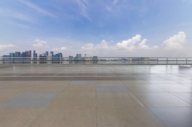 Panoramik siluet ve boş yolu, boş beton zemini olan modern iş binaları.