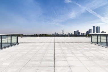 Panoramik siluet ve boş yolu, boş beton zemini olan modern iş binaları.