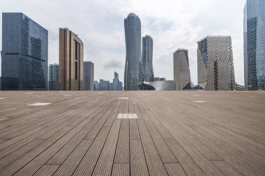 Panoramik siluet ve boş yolu, boş beton zemini olan modern iş binaları.