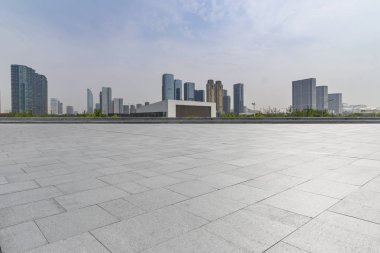 Panoramik siluet ve boş yolu, boş beton zemini olan modern iş binaları.