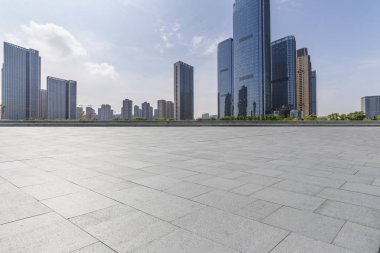 Panoramik siluet ve boş yolu, boş beton zemini olan modern iş binaları.