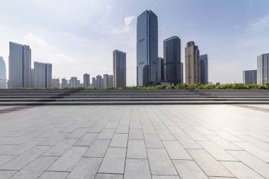 Panoramik siluet ve boş yolu, boş beton zemini olan modern iş binaları.