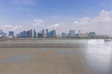 Panoramik siluet ve boş yolu, boş beton zemini olan modern iş binaları.