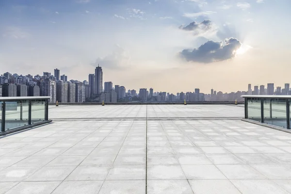 Panoramik Siluet Boş Yolu Boş Beton Zemini Olan Modern Binaları — Stok fotoğraf