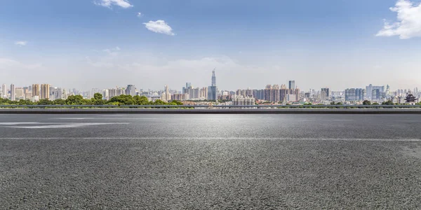 Panoramik Siluet Boş Yolu Boş Beton Zemini Olan Modern Binaları — Stok fotoğraf