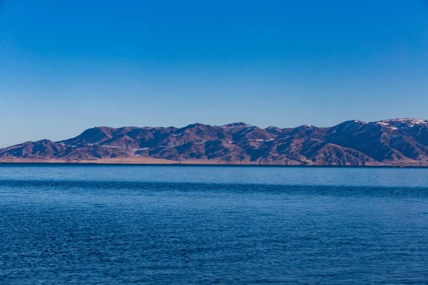 Lago Congelado Sailimu Con Fondo Montaña Nieve Yili Xinjiang China — Foto de Stock