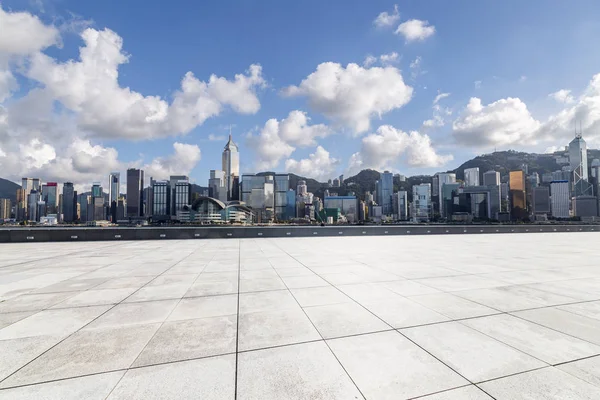Panoramiczne Panoramy Nowoczesne Biurowce Biznesowe Pustą Drogą Pustą Betonową Podłogą — Zdjęcie stockowe