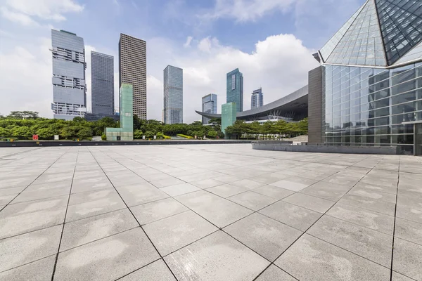 Panoramik Siluet Boş Yolu Boş Beton Zemini Olan Modern Binaları — Stok fotoğraf