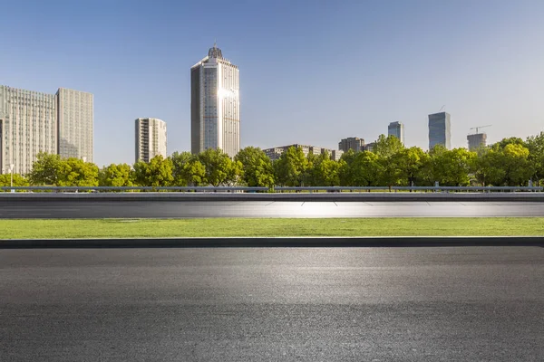 Panorama Skyline Und Moderne Geschäftshäuser Mit Leeren Straßen Leerem Betonquadrat — Stockfoto