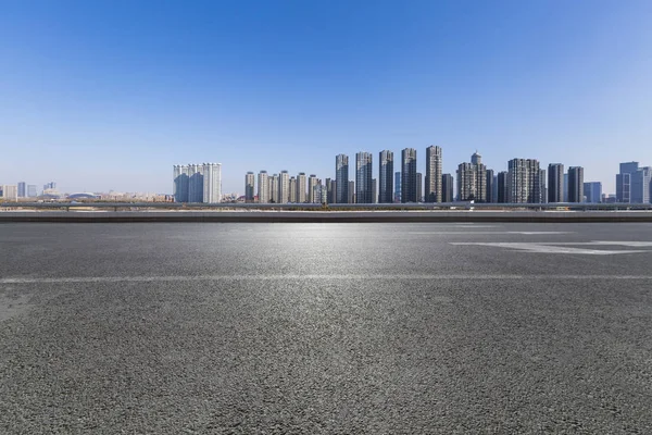 Panoramik Siluet Boş Yolu Boş Beton Zemini Olan Modern Binaları — Stok fotoğraf