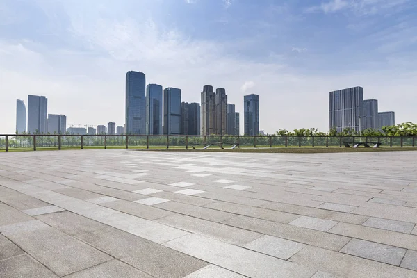 Panoramik siluet ve boş yolu, boş beton zemini olan modern iş binaları.