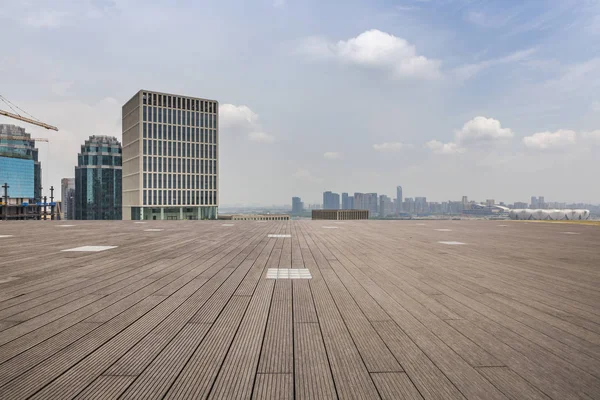 Panoramik siluet ve boş yolu, boş beton zemini olan modern iş binaları.