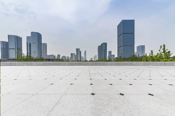 Skyline Panorâmico Modernos Edifícios Escritórios Negócios Com Estrada Vazia Piso — Fotografia de Stock