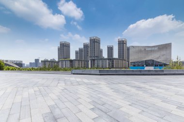 Panoramik siluet ve boş yolu, boş beton zemini olan modern iş binaları.