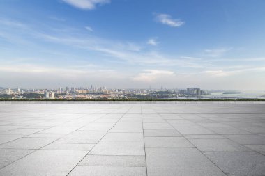 Panoramik siluet ve boş yolu, boş beton zemini olan modern iş binaları.