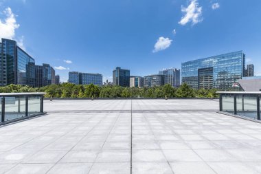Panoramik siluet ve boş yolu, boş beton zemini olan modern iş binaları.