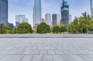 Panoramik siluet ve boş yolu, boş beton zemini olan modern iş binaları.