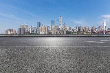 Panoramik siluet ve boş yolu, boş beton zemini olan modern iş binaları.