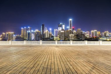 Panoramik siluet ve boş yolu, boş beton zemini olan modern iş binaları.