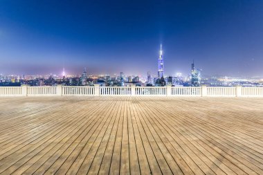 Panoramik siluet ve boş yolu, boş beton zemini olan modern iş binaları.