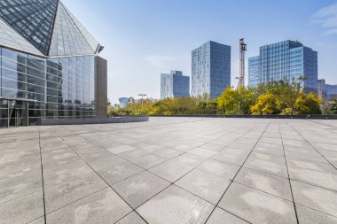 Panoramik siluet ve boş yolu, boş beton zemini olan modern iş binaları.