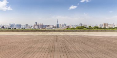 Panoramik siluet ve boş yolu, boş beton zemini olan modern iş binaları.