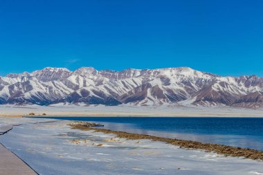  Kar dağ arka plan yılı, Çin Xinjiang, donmuş Sailimu Gölü