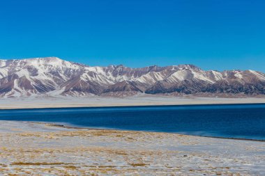  Kar dağ arka plan yılı, Çin Xinjiang, donmuş Sailimu Gölü