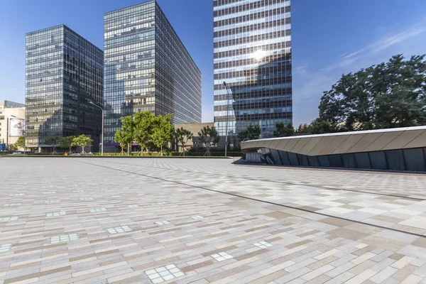 Skyline Panorámico Modernos Edificios Oficinas Negocios Con Camino Vacío Piso — Foto de Stock