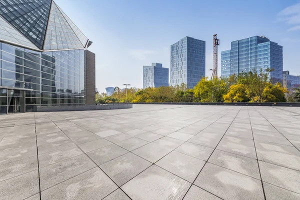 Panoramik siluet ve boş yolu, boş beton zemini olan modern iş binaları.