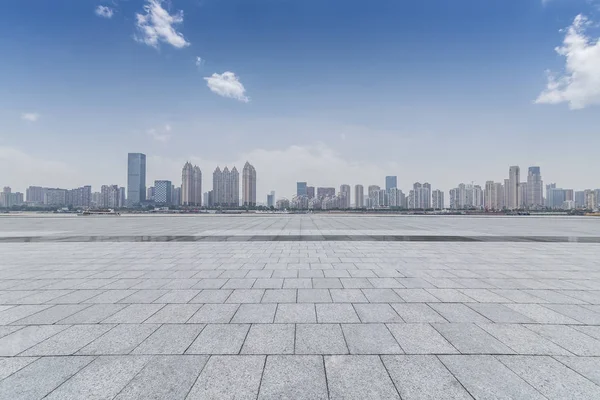 Panoramik Siluet Boş Yolu Boş Beton Zemini Olan Modern Binaları — Stok fotoğraf