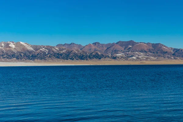 Παγωμένη Λίμνη Sailimu Χιόνι Στο Βουνό Φόντο Στο Yili Xinjiang — Φωτογραφία Αρχείου