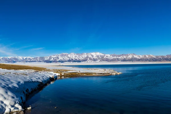 Kar Dağ Arka Plan Yılı Çin Xinjiang Donmuş Sailimu Gölü — Stok fotoğraf