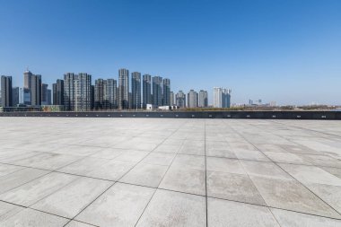 Panoramik siluet ve boş yolu, boş beton zemini olan modern iş binaları.