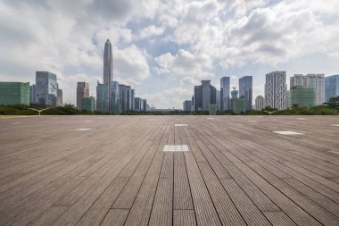 Panoramik siluet ve boş yolu, boş beton zemini olan modern iş binaları.