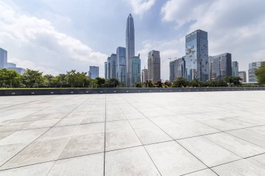 Panoramik siluet ve boş yolu, boş beton zemini olan modern iş binaları.