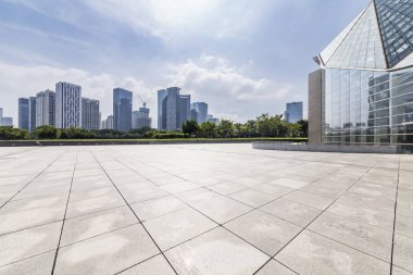 Panoramik siluet ve boş yolu, boş beton zemini olan modern iş binaları.